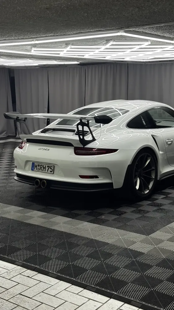 Porsche 911 GT3 · Weiß in der LEVITÓ-Halle in München-Moosach